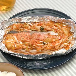 「鮭とキムチのホイル焼き」のレシピ動画