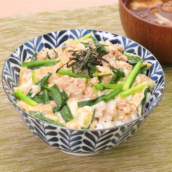 鶏ひき肉と細ねぎの卵とじ丼