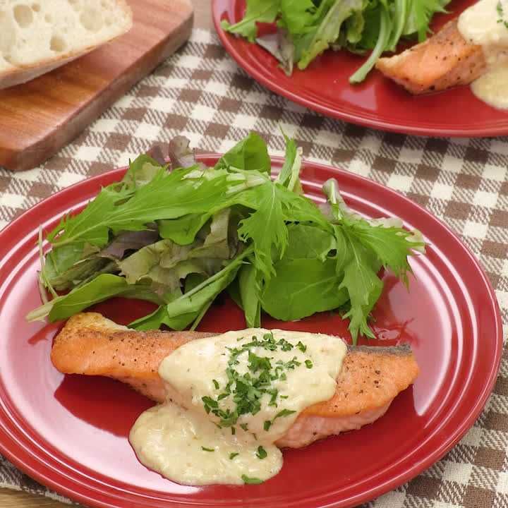 サーモンソテーのチーズソースがけ