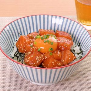 「サーモンユッケ丼」のレシピ動画