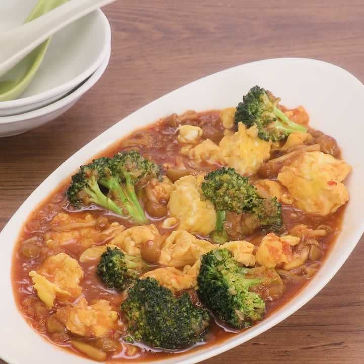 なめこと卵のチリソース炒め