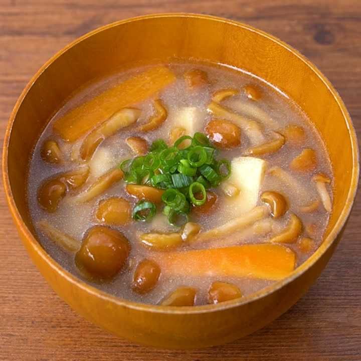 つるんと食感♪なめこを使った具だくさん味噌汁のおすすめレシピ3選