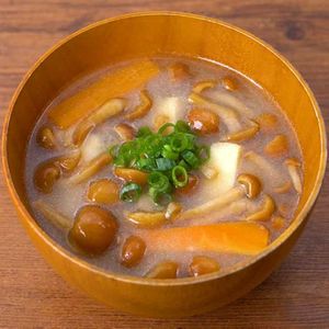 「なめこと油揚げの味噌汁」のレシピ動画