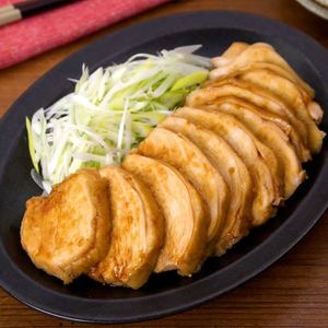 「レンジで鶏むね肉のチャーシュー」のレシピ動画