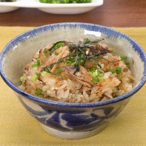 「サバ缶の柚子胡椒炊き込みごはん」のレシピ動画