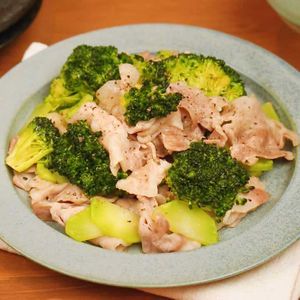 「ブロッコリーと豚肉の塩炒め」のレシピ動画