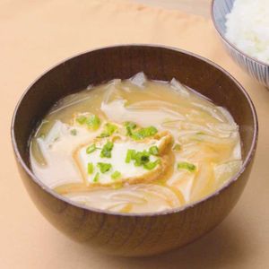「玉ねぎと厚揚げの味噌汁」のレシピ動画