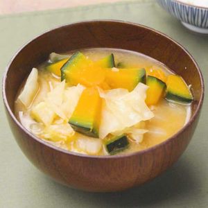 「キャベツとかぼちゃのバターみそ汁」のレシピ動画