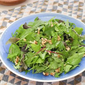 「ベビーリーフのくるみチーズサラダ」のレシピ動画