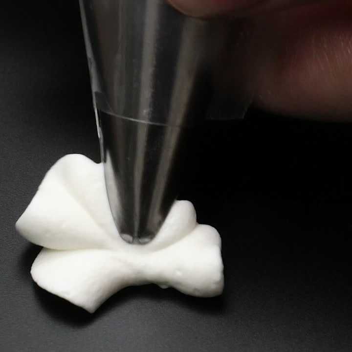 お菓子の基本 クリームの絞り方 木の葉口金 のレシピ動画 作り方 Delish Kitchen お菓子の基本 クリームの絞り方 木の葉口金 のレシピ動画 作り方 Delish Kitchen