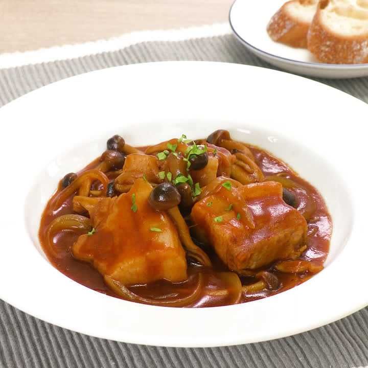 豚バラブロックのデミグラス煮込み