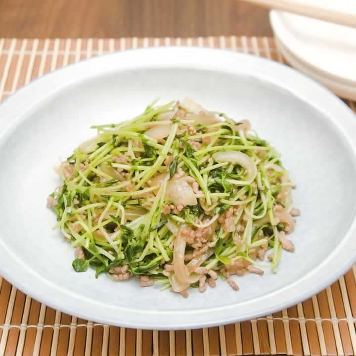 豚ひき肉と豆苗のオイスターソース炒め