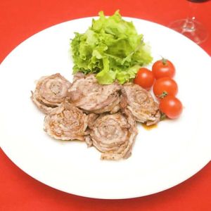 くるくる巻いて 牛ロールステーキの赤ワインソースがけのレシピ動画 作り方 Delish Kitchen くるくる巻いて 牛ロールステーキの赤ワインソースがけのレシピ動画 作り方 Delish Kitchen