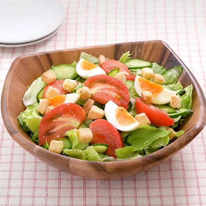 クルトンとレタスのサラダ