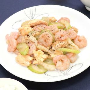 セロリとえびのガリバタ炒め