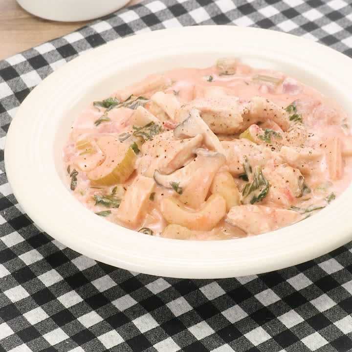 鶏むね肉とセロリのトマトクリーム煮