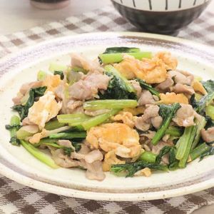 「小松菜と豚バラの中華炒め」のレシピ動画