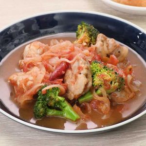 「鶏肉とブロッコリーのピリ辛トマト煮」のレシピ動画