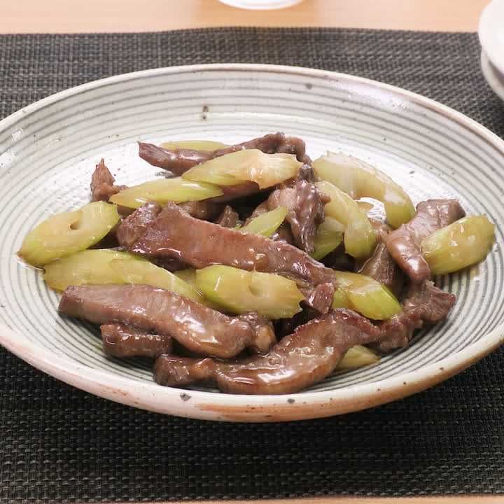 牛タンとセロリのオイスター炒め