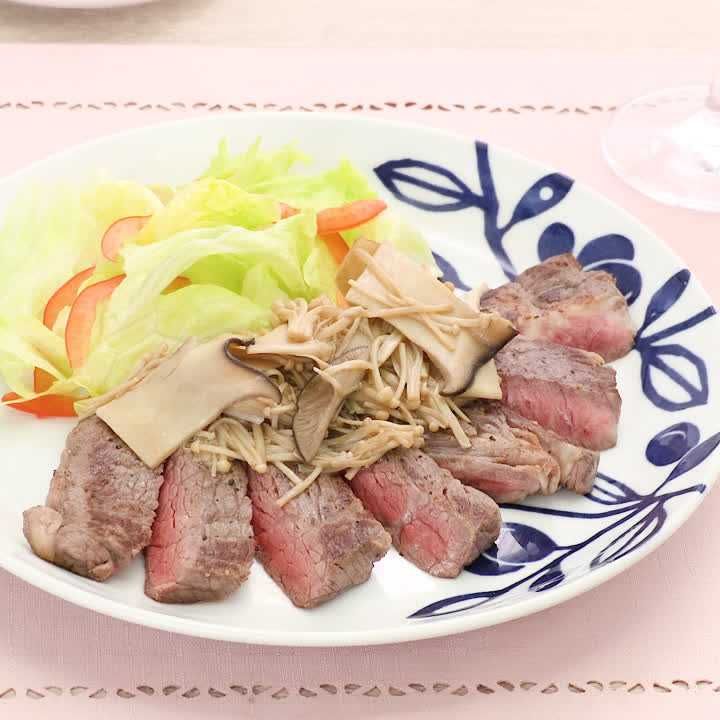 牛ステーキのきのこソースがけ