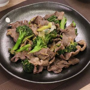 「牛バラ肉とブロッコリーの中華炒め」のレシピ動画