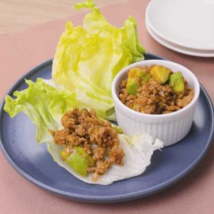 「ひき肉とアボカドのレタス包み」のレシピ動画
