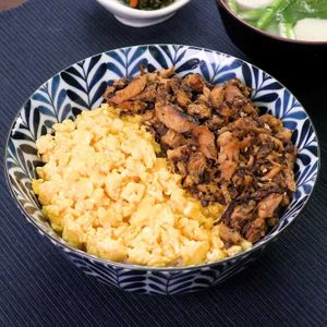 「イワシ缶の2色そぼろ丼」のレシピ動画
