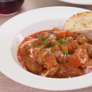 「角切り豚の赤ワイン煮」のレシピ動画