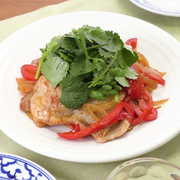 手軽に異国風味 豚肉のエスニック風生姜焼きのレシピ動画 作り方 Delish Kitchen 手軽に異国風味 豚肉のエスニック風生姜焼きのレシピ動画 作り方 Delish Kitchen