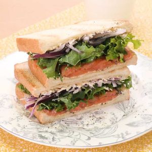 「サーモンとケールのチーズサンド」のレシピ動画