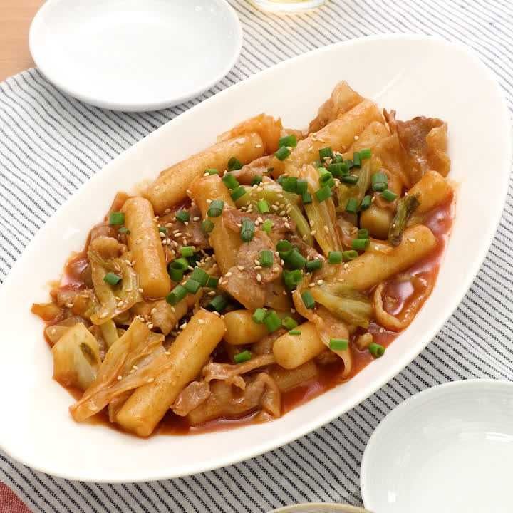 ボリューム満点! トッポギ餅と豚肉の甘辛炒め煮のレシピ動画・作り方 | デリッシュキッチン