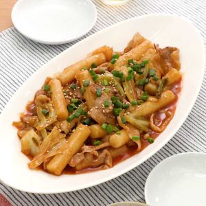 「トッポギ餅と豚肉の甘辛炒め煮」のレシピ動画