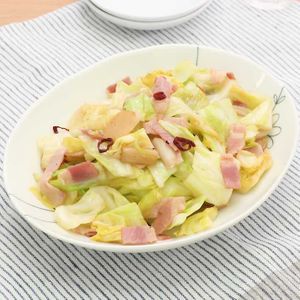 「キャベツとベーコンのにんにく炒め」のレシピ動画