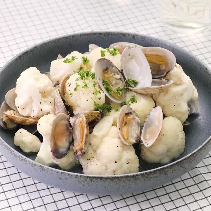 あさりとカリフラワーのガーリック蒸し