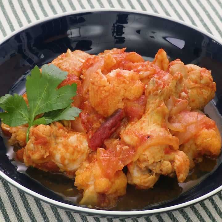 手羽元とカリフラワーのピリ辛トマト煮