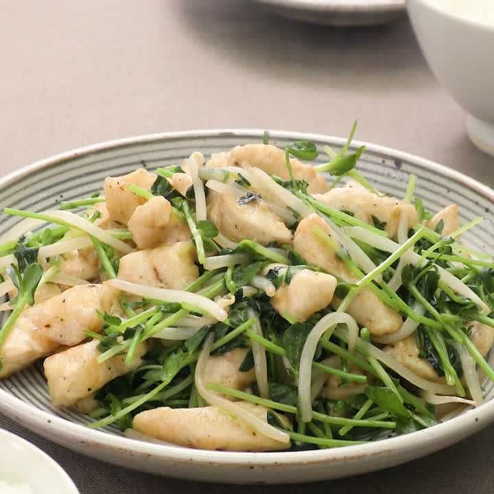 スピードおかず 豆苗と鶏むね肉のオイスター炒めのレシピ動画 作り方 Delish Kitchen スピードおかず 豆苗と鶏むね肉のオイスター炒めのレシピ動画 作り方 Delish Kitchen