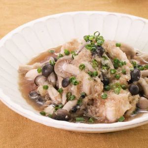 「鶏むね肉ときのこのレンチンみぞれ煮」のレシピ動画