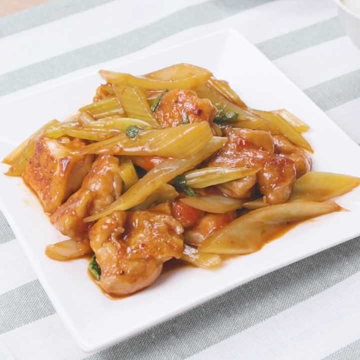 鶏もも肉とセロリのピリ辛煮