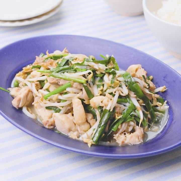 鶏もも肉ともやしの蒸し焼き