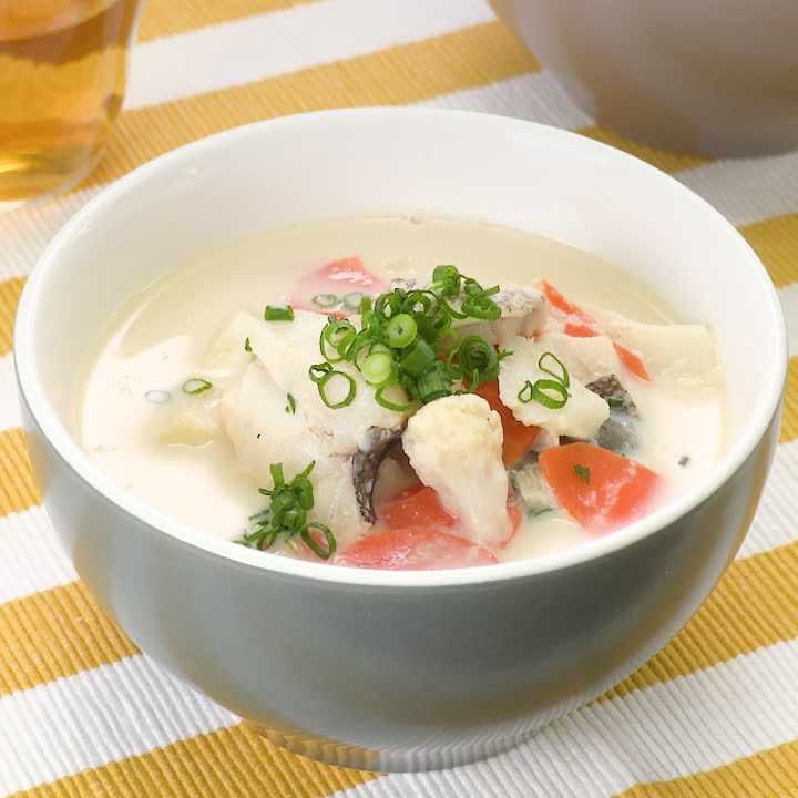 たらとカリフラワーのみそ豆乳スープ