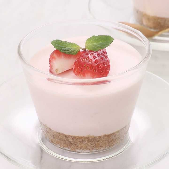 いちごのカップレアチーズケーキ