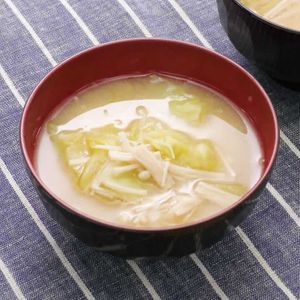 キャベツとえのきの味噌汁