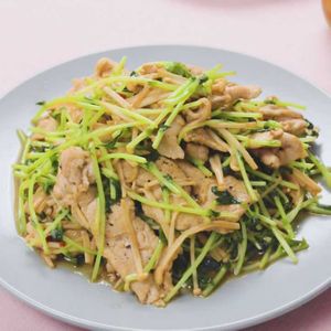豚こまと豆苗のピリ辛炒め