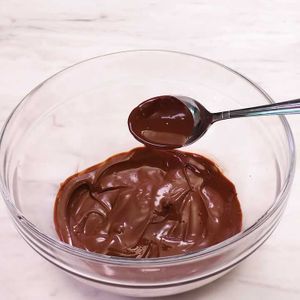 お菓子の基本 チョコレートの溶かし方 湯煎 のレシピ動画 作り方 Delish Kitchen
