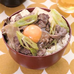 「牛すき丼」のレシピ動画