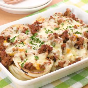 「蒸し玉ねぎのミートチーズ焼き」のレシピ動画