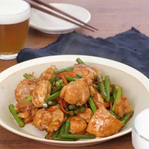 「鶏肉とにんにくの芽のピリ辛炒め」のレシピ動画