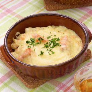 ベーコンと玉ねぎのトッポギ餅グラタン