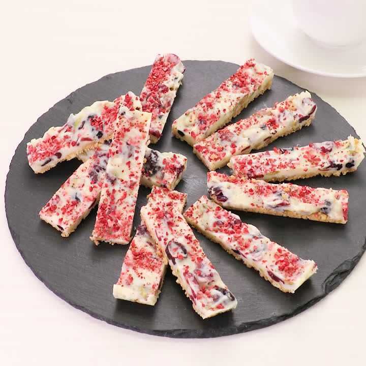 真っ赤ないちごが映える ホワイトチョコのスティックバーのレシピ動画 作り方 Delish Kitchen