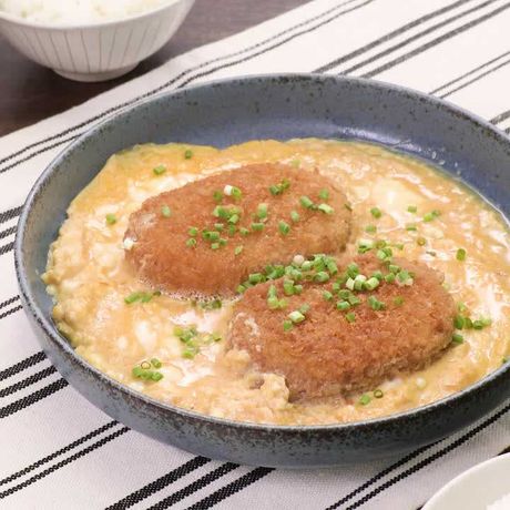 お惣菜を簡単アレンジ コロッケの卵とじのレシピ動画 作り方 Delish Kitchen